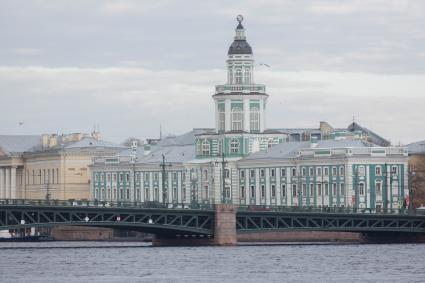 Санкт-Петербург. Вид на Кунсткамеру.