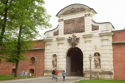 Санкт-Петербург. Герб России над Петровскими воротами Петропавловской крепости.