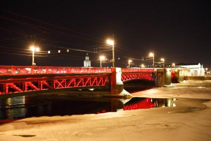 Санкт-Петербург. Вид на дворцовый мост ночью.