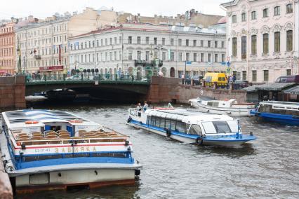 Санкт-Петербург. Прогулочные катера на реке Мойке у Фонарного моста.