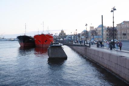 Санкт-Петербург. Корабли у набережной.