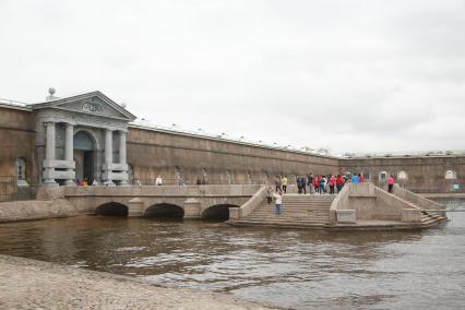 Санкт-Петербург. Вид на Невские ворота Петропавловской крепости.