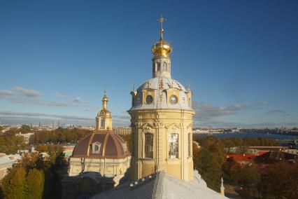 Санкт-Петербург. Купола Петропавловского собора в Петропавловской крепости.