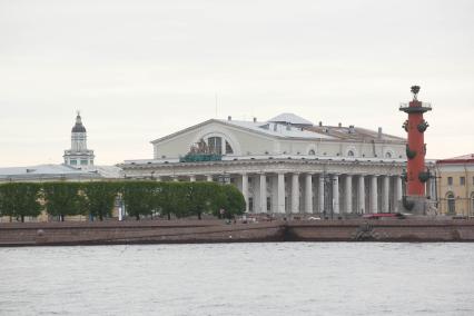 Санкт-Петербург. Вид на здание Биржи на Стрелке Васильевского острова.