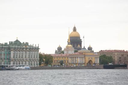 Санкт-Петербург. Вид на набережные города.