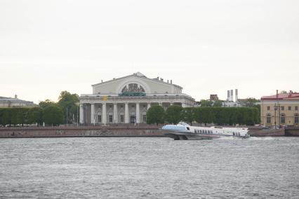 Санкт-Петербург. Вид на здание Биржи на Стрелке Васильевского острова.