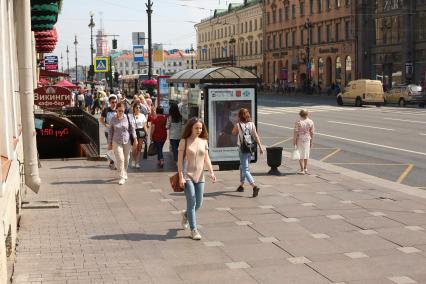 Санкт-Петербург. Горожане на Невском проспекте.