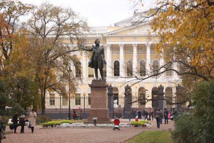 Санкт-Петербург. Памятник Александру Пушкину у Русского музея.