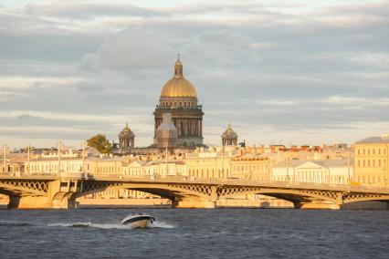 Санкт-Петербург. Вид на  Исаакиевский собор.