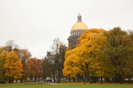 Санкт-Петербург. Вид на Исаакиевский собор.