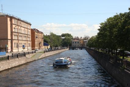 Санкт-Петербург. Прогулочный катер на Неве.