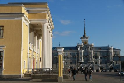 Барнаул. `Дом под шпилем` (справа) на площади Октября.