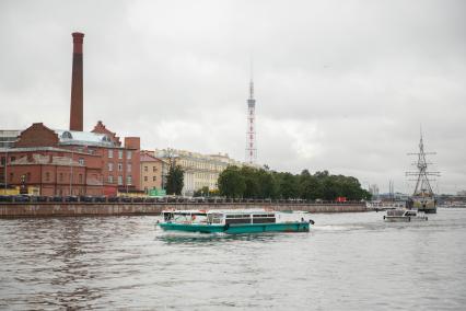 Санкт-Петербург.  Прогулочные теплоходы на Неве.