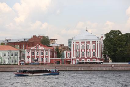 Санкт-Петербург.  Прогулочный теплоход  на Неве.