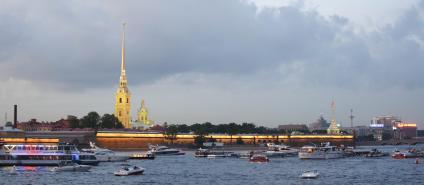 Санкт-Петербург. Белая ночь на Неве. Вид на Петропавловскую крепость.