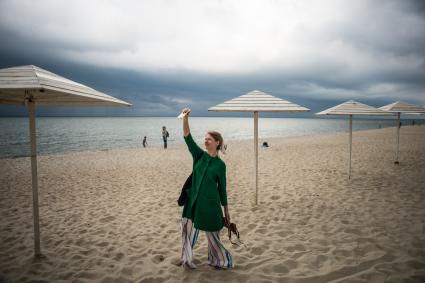 Калининградская область. Девушка на пляже в  в поселке Янтарный.