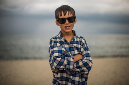 Калининградская область. Мальчик на пляже в  в поселке Янтарный.