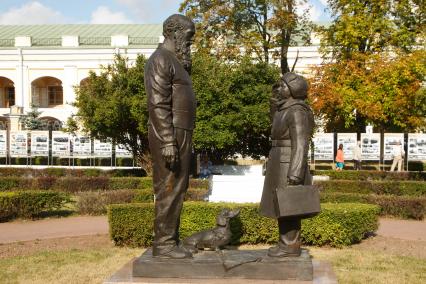 Санкт-Петербург. Санкт-Петербургское суворовское военное училище. Памятник выпускникам училища по мотивам картины советского художника Ф.П. Решетникова `Прибыл на каникулы`.