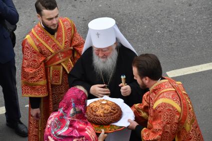 Московская область. Встреча Митрополита Ювеналия  участниками Елисаветинского крестного хода, посвященного 100-летию мученической кончины убитых в Алапаевске святой княгине Елизаветы Федоровны, инокени Варвары и  семьи Романовых.