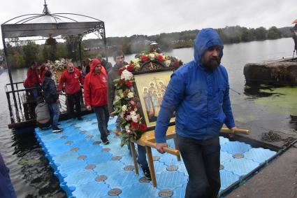 Московская область. Участники Елисаветинского крестного хода, посвященного 100-летию мученической кончины убитых в Алапаевске святой княгине Елизаветы Федоровны, инокени Варвары и  семьи Романовых, во время переправы через Москву-реку из села Ильинское в село Усово.