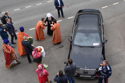 Московская область. Встреча Митрополита Ювеналия  участниками Елисаветинского крестного хода, посвященного 100-летию мученической кончины убитых в Алапаевске святой княгине Елизаветы Федоровны, инокени Варвары и  семьи Романовых.