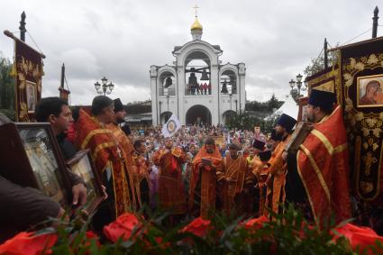 Московская область. Участники Елисаветинского крестного хода на молебне у колокольни храма Спаса Нерукотворного Образа в селе Усово.