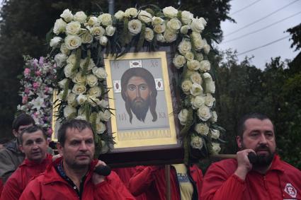 Московская область. Участники Елисаветинского крестного хода, посвященного 100-летию мученической кончины убитых в Алапаевске святой княгине Елизаветы Федоровны, инокени Варвары и  семьи Романовых.