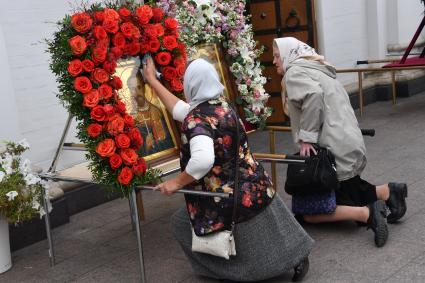 Московская область. Участники Елисаветинского крестного хода, посвященного 100-летию мученической кончины убитых в Алапаевске святой княгине Елизаветы Федоровны , инокени Варвары и  семьи Романовых, перед иконами.