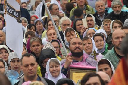 Московская область. Участники Елисаветинского крестного хода на молебне у колокольни храма Спаса Нерукотворного Образа в селе Усово.