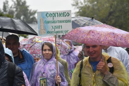 Московская область. Участники Елисаветинского крестного хода, посвященного 100-летию мученической кончины убитых в Алапаевске святой княгине Елизаветы Федоровны, инокени Варвары и  семьи Романовых.