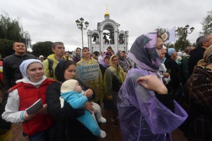 Московская область. Участники Елисаветинского крестного хода на молебне у колокольни храма Спаса Нерукотворного Образа в селе Усово.