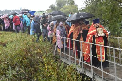 Московская область. Участники Елисаветинского крестного хода, посвященного 100-летию мученической кончины убитых в Алапаевске святой княгине Елизаветы Федоровны, инокени Варвары и  семьи Романовых.