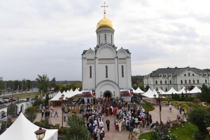 Московская область. Участники Елисаветинского крестного хода на молебне у храма Спаса Нерукотворного Образа в селе Усово.