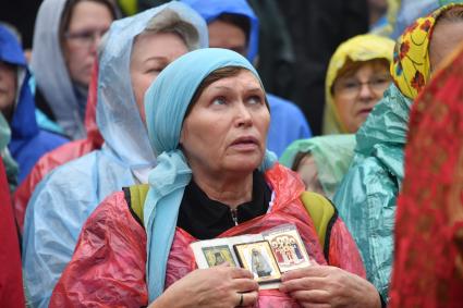 Московская область. Участники Елисаветинского крестного хода, посвященного 100-летию мученической кончины убитых в Алапаевске святой княгине Елизаветы Федоровны, инокени Варвары и  семьи Романовых.