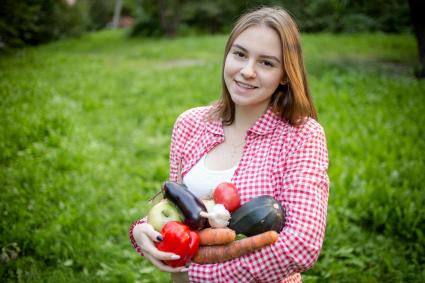 Челябинск. Девушка с урожаем овощей.