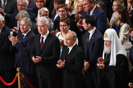 Москва. Избранный мэр Москвы Сергей Собянин (второй слева), президент РФ Владимир Путин (третий слева) и патриарх Московский и всея Руси Кирилл во время торжественной церемонии инаугурации в Московском концертном зале `Зарядье`.