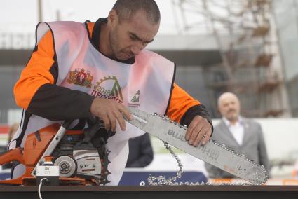 Екатеринбург. Чемпионат России \'Лесоруб 2018\'. Участник чемпионата во время замены цепи на бензопиле