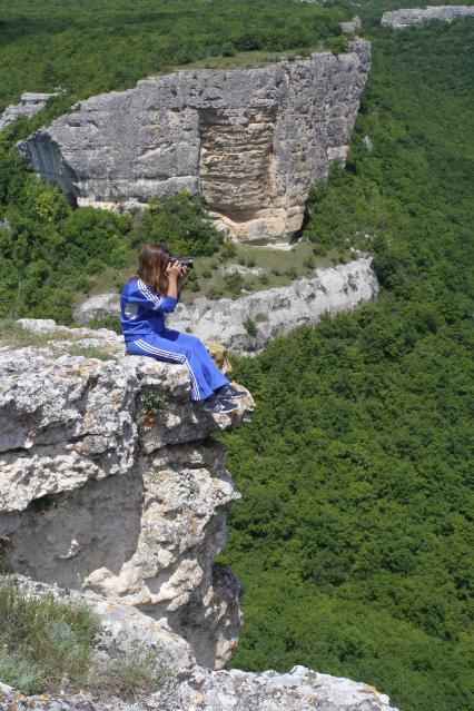 Крым. Бахчисарайский район, Качи-Кальон. Девушка фотографирует.