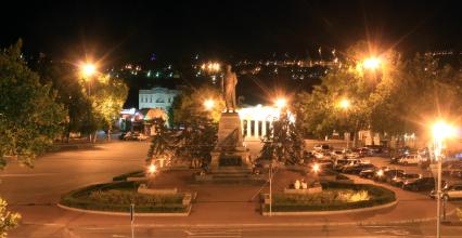 Севастополь. Вид города вечером. Памятник Нахимову.