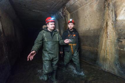 Москва. Корреспондент `Комсомольской правды` Павел Клоков и диггер Даниил Давыдов в коллекторе подземной реки Чуры.