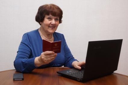 Самара. Женщина пенсионного возраста с пенсионным удостоверением.