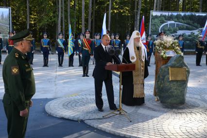 Московская область, Кубинка. Министр обороны РФ Сергей Шойгу, президент РФ Владимир Путин и патриарх Московский и всея Руси Кирилл на торжественной церемонии закладки камня в основание главного храма Вооруженных сил РФ на территории военно-патриотического парка культуры и отдыха Вооруженных Сил РФ `Патриот` в День оружейника.