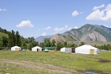 Горный Алтай.  Село Чибит на Северо-Чуйском хребте.