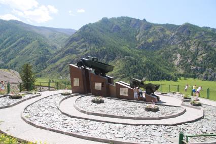 Горный Алтай. Памятник первым водителям Чуйского тракта.