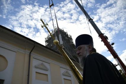 Тула. Воздвижение креста на колокольню храма Святых Апостолов Петра и Павла.