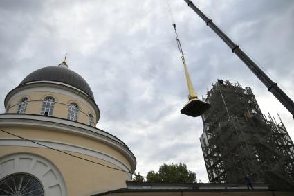 Тула. Воздвижение креста на колокольню храма Святых Апостолов Петра и Павла.