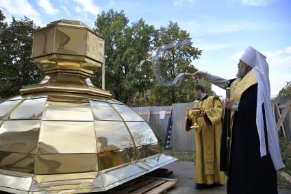 Тула. Воздвижение креста на колокольню храма Святых Апостолов Петра и Павла.