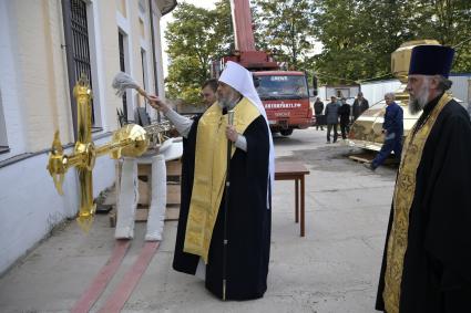 Тула. Воздвижение креста на колокольню храма Святых Апостолов Петра и Павла.