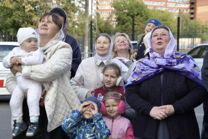 Тула. Воздвижение креста на колокольню храма Святых Апостолов Петра и Павла.