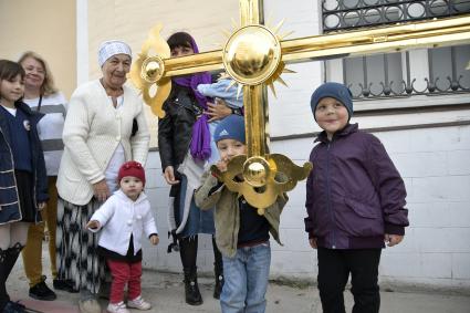 Тула. Воздвижение креста на колокольню храма Святых Апостолов Петра и Павла.